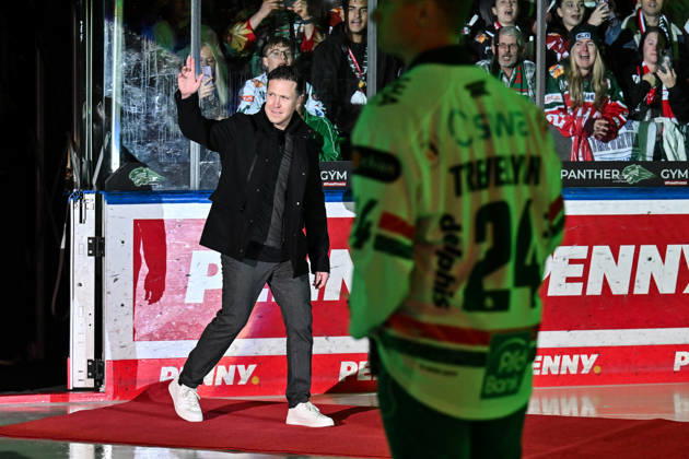 Penny DEL; Augsburger Panther - Adler Mannheim, 16.10.2026 AUGSBURG, GERMANY; 16. OCTOBER: im Bild T. J. TREVELYAN - dessen Trikotnummer heute unter das Hallendach gezogen wird vor dem Match der Penny DEL zwischen den Augsburger Panthern und den Adler Mannheim am 9. Spieltag im Curt Frenzel Stadion Copyright: xBEAUTIFULxSPORTS Goldbergx
