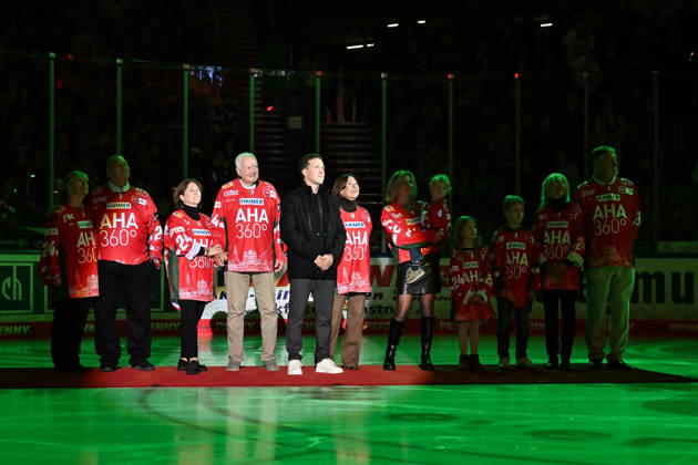 Penny DEL; Augsburger Panther - Adler Mannheim, 16.10.2026 AUGSBURG, GERMANY; 16. OCTOBER: im Bild T. J. TREVELYAN mit Familie - dessen Trikotnummer heute unter das Hallendach gezogen wird vor dem Match der Penny DEL zwischen den Augsburger Panthern und den Adler Mannheim am 9. Spieltag im Curt Frenzel Stadion Copyright: xBEAUTIFULxSPORTS Goldbergx