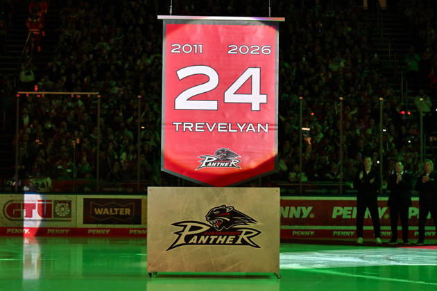 Penny DEL; Augsburger Panther - Adler Mannheim, 16.10.2026 AUGSBURG, GERMANY; 16. OCTOBER: im die Nummer von T. J. TREVELYAN, die heute unters Hallendach gezogen wird vor dem Match der Penny DEL zwischen den Augsburger Panthern und den Adler Mannheim am 9. Spieltag im Curt Frenzel Stadion Copyright: xBEAUTIFULxSPORTS Goldbergx