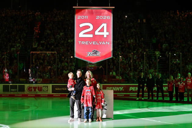 Penny DEL; Augsburger Panther - Adler Mannheim, 16.10.2026 AUGSBURG, GERMANY; 16. OCTOBER: im Bild T. J. TREVELYAN mit seiner Familie, vor der Nummer 24 die heute unters Hallendach gezogen wird vor dem Match der Penny DEL zwischen den Augsburger Panthern und den Adler Mannheim am 9. Spieltag im Curt Frenzel Stadion Copyright: xBEAUTIFULxSPORTS Goldbergx
