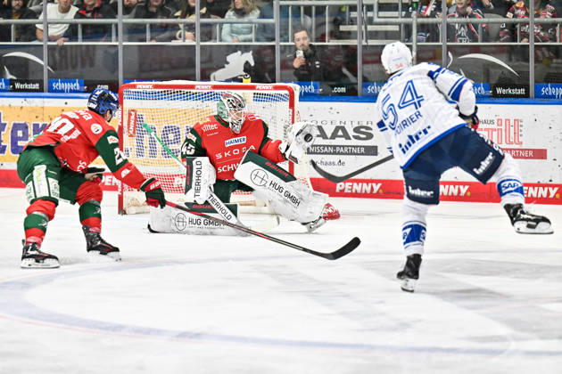 Penny DEL; Augsburger Panther - Adler Mannheim, 16.10.2026 AUGSBURG, GERMANY; 16. OCTOBER: den Schuss von Jeremie POIRIER (Adler Mannheim 54) kann Tobias ANCICKA (Augsburger Panther 45) fangen während dem Match der Penny DEL zwischen den Augsburger Panthern und den Adler Mannheim am 9. Spieltag im Curt Frenzel Stadion Copyright: xBEAUTIFULxSPORTS Goldbergx