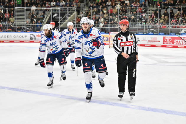 Penny DEL; Augsburger Panther - Adler Mannheim, 16.10.2026 AUGSBURG, GERMANY; 16. OCTOBER: Jubel der Gäste nach dem Treffer zum 1-1 durch Maximilian HEIM (Adler Mannheim 86) Tor Torschuetze Freude Happy während dem Match der Penny DEL zwischen den Augsburger Panthern und den Adler Mannheim am 9. Spieltag im Curt Frenzel Stadion Copyright: xBEAUTIFULxSPORTS Goldbergx