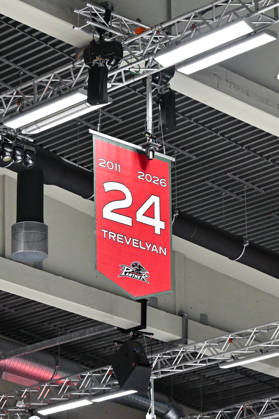 Penny DEL; Augsburger Panther - Adler Mannheim, 16.10.2026 AUGSBURG, GERMANY; 16. OCTOBER: im Bild die Nummer 24 von T. J. TREVELYAN unter dem Hallendach während dem Match der Penny DEL zwischen den Augsburger Panthern und den Adler Mannheim am 9. Spieltag im Curt Frenzel Stadion Copyright: xBEAUTIFULxSPORTS Goldbergx