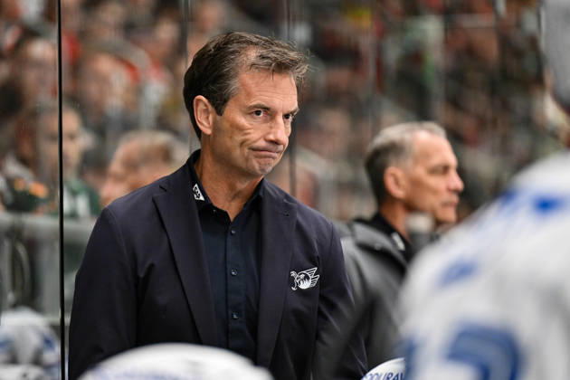 Penny DEL; Augsburger Panther - Adler Mannheim, 16.10.2026 AUGSBURG, GERMANY; 16. OCTOBER: im Bild Dallas EAKINS Headcoach Adler Mannheim Einzelfoto Freisteller während dem Match der Penny DEL zwischen den Augsburger Panthern und den Adler Mannheim am 9. Spieltag im Curt Frenzel Stadion Copyright: xBEAUTIFULxSPORTS Goldbergx