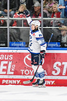 Penny DEL; Augsburger Panther - Adler Mannheim, 16.10.2026 AUGSBURG, GERMANY; 16. OCTOBER: Jubel der Gäste nach dem Treffer zum 1-2 durch Zachary SOLOW (Adler Mannheim 73) Tor Torschuetze Freude Happy während dem Match der Penny DEL zwischen den Augsburger Panthern und den Adler Mannheim am 9. Spieltag im Curt Frenzel Stadion Copyright: xBEAUTIFULxSPORTS Goldbergx