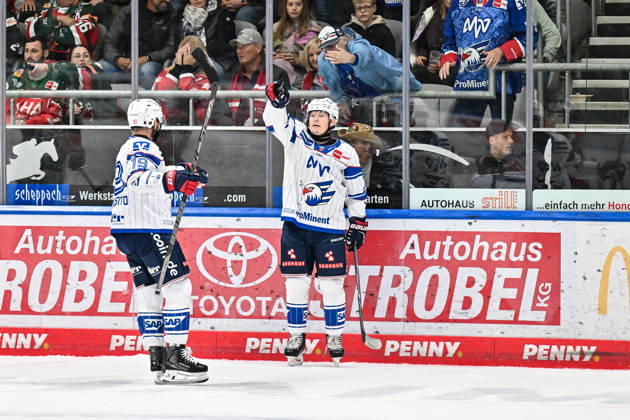 Penny DEL; Augsburger Panther - Adler Mannheim, 16.10.2026 AUGSBURG, GERMANY; 16. OCTOBER: Jubel der Gäste nach dem Treffer zum 1-2 durch Zachary SOLOW (Adler Mannheim 73) Tor Torschuetze Freude Happy während dem Match der Penny DEL zwischen den Augsburger Panthern und den Adler Mannheim am 9. Spieltag im Curt Frenzel Stadion Copyright: xBEAUTIFULxSPORTS Goldbergx