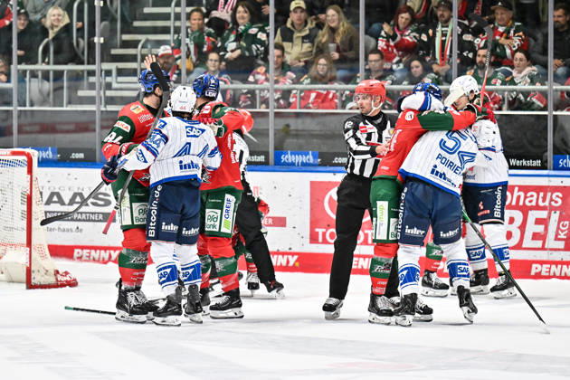 Penny DEL; Augsburger Panther - Adler Mannheim, 16.10.2026 AUGSBURG, GERMANY; 16. OCTOBER: ein hitziges erstes Drittel während dem Match der Penny DEL zwischen den Augsburger Panthern und den Adler Mannheim am 9. Spieltag im Curt Frenzel Stadion Copyright: xBEAUTIFULxSPORTS Goldbergx