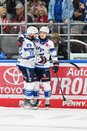 Penny DEL; Augsburger Panther - Adler Mannheim, 16.10.2026 AUGSBURG, GERMANY; 16. OCTOBER: Jubel der Gäste nach dem Treffer zum 1-2 durch Zachary SOLOW (Adler Mannheim 73) Tor Torschuetze Freude Happy während dem Match der Penny DEL zwischen den Augsburger Panthern und den Adler Mannheim am 9. Spieltag im Curt Frenzel Stadion Copyright: xBEAUTIFULxSPORTS Goldbergx