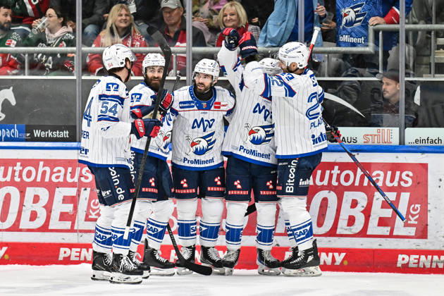 Penny DEL; Augsburger Panther - Adler Mannheim, 16.10.2026 AUGSBURG, GERMANY; 16. OCTOBER: Jubel der Gäste nach dem Treffer zum 1-2 durch Zachary SOLOW (Adler Mannheim 73) Tor Torschuetze Freude Happy während dem Match der Penny DEL zwischen den Augsburger Panthern und den Adler Mannheim am 9. Spieltag im Curt Frenzel Stadion Copyright: xBEAUTIFULxSPORTS Goldbergx