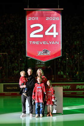 Penny DEL; Augsburger Panther - Adler Mannheim, 16.10.2026 AUGSBURG, GERMANY; 16. OCTOBER: im Bild T. J. TREVELYAN mit seiner Familie, vor der Nummer 24 die heute unters Hallendach gezogen wird vor dem Match der Penny DEL zwischen den Augsburger Panthern und den Adler Mannheim am 9. Spieltag im Curt Frenzel Stadion Copyright: xBEAUTIFULxSPORTS Goldbergx