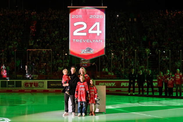Penny DEL; Augsburger Panther - Adler Mannheim, 16.10.2026 AUGSBURG, GERMANY; 16. OCTOBER: im Bild T. J. TREVELYAN mit seiner Familie, vor der Nummer 24 die heute unters Hallendach gezogen wird vor dem Match der Penny DEL zwischen den Augsburger Panthern und den Adler Mannheim am 9. Spieltag im Curt Frenzel Stadion Copyright: xBEAUTIFULxSPORTS Goldbergx