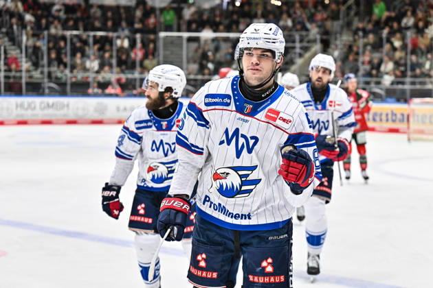 Penny DEL; Augsburger Panther - Adler Mannheim, 16.10.2026 AUGSBURG, GERMANY; 16. OCTOBER: Jubel der Gäste nach dem Treffer zum 1-1 durch Maximilian HEIM (Adler Mannheim 86) Tor Torschuetze Freude Happy während dem Match der Penny DEL zwischen den Augsburger Panthern und den Adler Mannheim am 9. Spieltag im Curt Frenzel Stadion Copyright: xBEAUTIFULxSPORTS Goldbergx