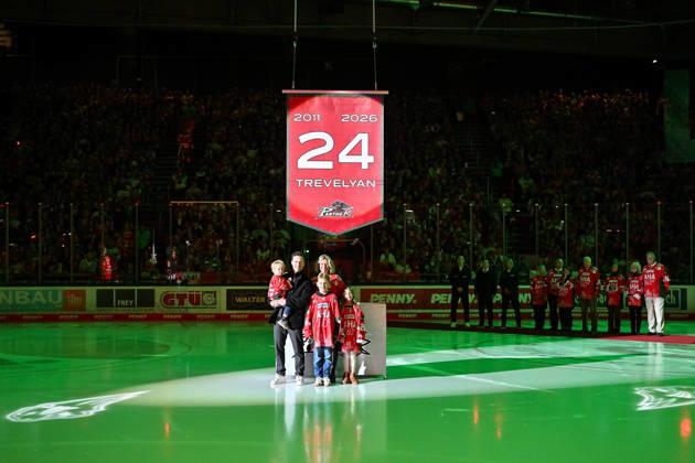 Penny DEL; Augsburger Panther - Adler Mannheim, 16.10.2026 AUGSBURG, GERMANY; 16. OCTOBER: im Bild T. J. TREVELYAN mit seiner Familie, vor der Nummer 24 die heute unters Hallendach gezogen wird vor dem Match der Penny DEL zwischen den Augsburger Panthern und den Adler Mannheim am 9. Spieltag im Curt Frenzel Stadion Copyright: xBEAUTIFULxSPORTS Goldbergx
