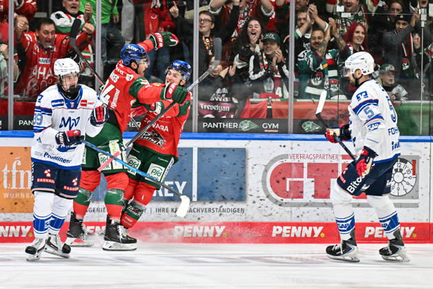 Penny DEL; Augsburger Panther - Adler Mannheim, 16.10.2026 AUGSBURG, GERMANY; 16. OCTOBER: Jubel der Panther nach dem Treffer zum 1-0 durch Trevor PARKES (Augsburger Panther 84) Tor Torschuetze Freude Happy während dem Match der Penny DEL zwischen den Augsburger Panthern und den Adler Mannheim am 9. Spieltag im Curt Frenzel Stadion Copyright: xBEAUTIFULxSPORTS Goldbergx