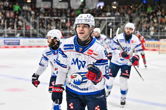 Penny DEL; Augsburger Panther - Adler Mannheim, 16.10.2026 AUGSBURG, GERMANY; 16. OCTOBER: Jubel der Gäste nach dem Treffer zum 1-1 durch Maximilian HEIM (Adler Mannheim 86) Tor Torschuetze Freude Happy während dem Match der Penny DEL zwischen den Augsburger Panthern und den Adler Mannheim am 9. Spieltag im Curt Frenzel Stadion Copyright: xBEAUTIFULxSPORTS Goldbergx