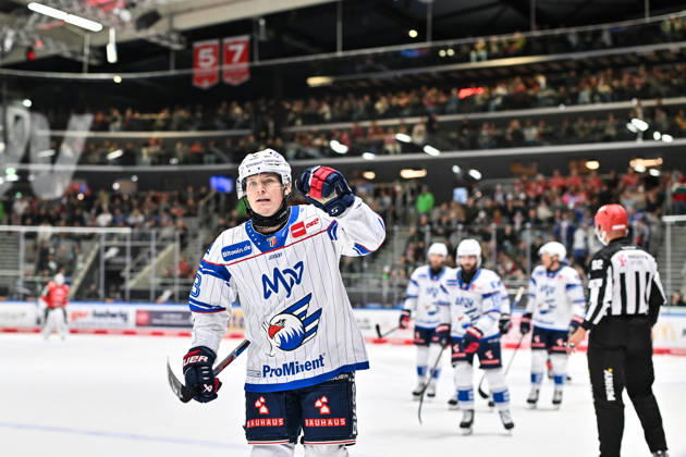 Penny DEL; Augsburger Panther - Adler Mannheim, 16.10.2026 AUGSBURG, GERMANY; 16. OCTOBER: Jubel der Gäste nach dem Treffer zum 1-2 durch Zachary SOLOW (Adler Mannheim 73) Tor Torschuetze Freude Happy während dem Match der Penny DEL zwischen den Augsburger Panthern und den Adler Mannheim am 9. Spieltag im Curt Frenzel Stadion Copyright: xBEAUTIFULxSPORTS Goldbergx
