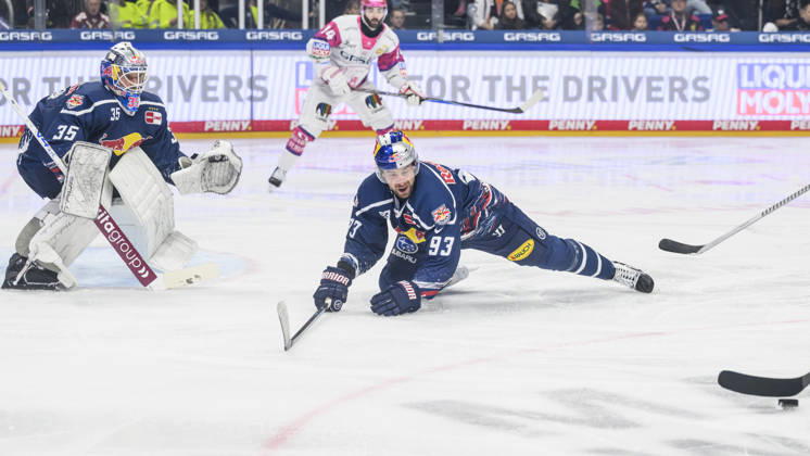 im Bild v.l.: Mathias Niederberger (EHC Red Bull Muenchen 35), Maximilian Kastner (EHC Red Bull Muenchen 93), wirft sich in die Bahn des Pucks, GER, Berlin, Eishockey, DEL 1, Eisbaeren Berlin vs EHC Red Bull Muenchen, in der Uber Arena, 16.10.2026, Copyright: HMBxMedia UwexKoch