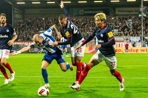 Jon Dagur Thorsteinsson 16.10.2026, Holstein Kiel vs Hertha BSC, Fussball, 2. Bundesliga, Holstein Stadion, Kiel DFL regulations prohibit any use of photographs as image sequences and or quasi-video. Copyright: HMBxMedia xFinnxWeidmann
