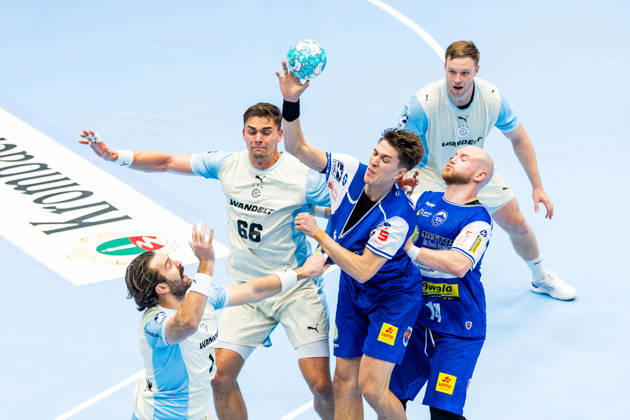16.10.2026, GER, Handball, Maenner, Saison 26 27, Opel 1.Bl, 9.Spieltag, ThSV Eisenach - VfL Gummersbach Oskar Joelsson (ThSV Eisenach,3), Stepan Zeman (VfL Gummersbach) 99817 Eisenach Werner-Assmann-Halle Am Sportp Thueringen Deutschland