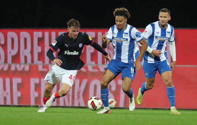 Leon Parduzi (Holstein Kiel), Oluwaseun Adewumi (Hertha BSC Berlin) Fussball, Herren, Saison 2026 2027, 2.BL, Holstein Stadion, Holstein Kiel gegen Hertha BSC Berlin, 0-0 DFL REGULATIONS PROHIBIT ANY USE OF PHOTOGRAPHS AS IMAGE SEQUENCES AND OR QUASI-VIDEO.