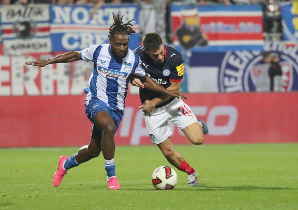 Deyovaisio Zeefuik (Hertha BSC Berlin), Adrian Kapralik (Holstein Kiel) Fussball, Herren, Saison 2026 2027, 2.BL, Holstein Stadion, Holstein Kiel gegen Hertha BSC Berlin, 0-0 DFL REGULATIONS PROHIBIT ANY USE OF PHOTOGRAPHS AS IMAGE SEQUENCES AND OR QUASI-VIDEO.