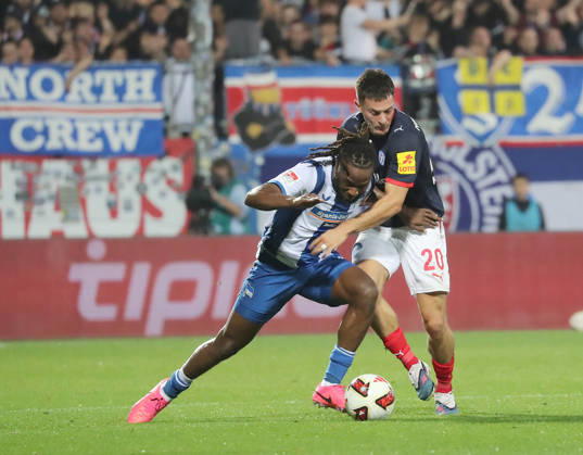 Deyovaisio Zeefuik (Hertha BSC Berlin), Adrian Kapralik (Holstein Kiel) Fussball, Herren, Saison 2026 2027, 2.BL, Holstein Stadion, Holstein Kiel gegen Hertha BSC Berlin, 0-0 DFL REGULATIONS PROHIBIT ANY USE OF PHOTOGRAPHS AS IMAGE SEQUENCES AND OR QUASI-VIDEO.