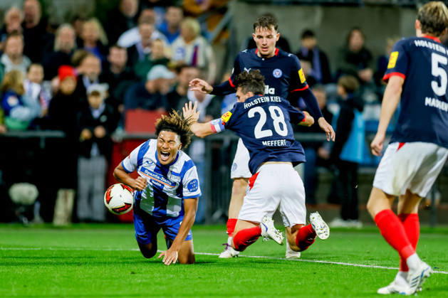 Kiel, 16. Oktober 2026 - Fußball, 2. Bundesliga 2026 27, Holstein Kiel - Hertha BSC: Oluwaseun Adewumi (Hertha BSC, 19), Jonas Meffert (Holstein Kiel, 28) DFL REGULATIONS PROHIBIT ANY USE OF PHOTOGRAPHS AS IMAGE SEQUENCES AND OR QUASI-VIDEO.