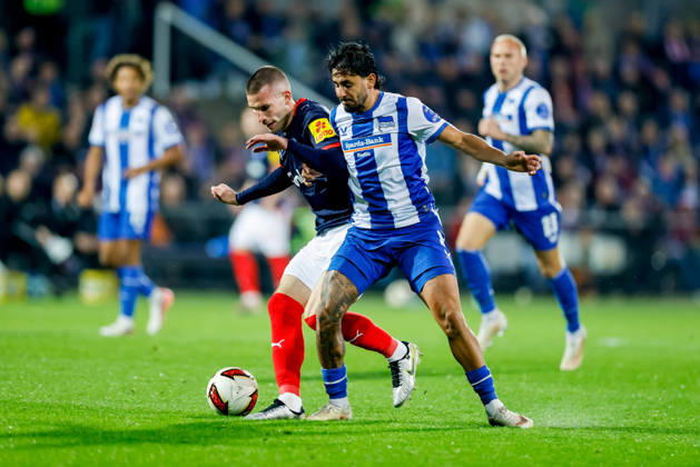 Kiel, 16. Oktober 2026 - Fußball, 2. Bundesliga 2026 27, Holstein Kiel - Hertha BSC: David Zec (Holstein Kiel, 26), Kevin Sessa (Hertha BSC, 8) DFL REGULATIONS PROHIBIT ANY USE OF PHOTOGRAPHS AS IMAGE SEQUENCES AND OR QUASI-VIDEO.