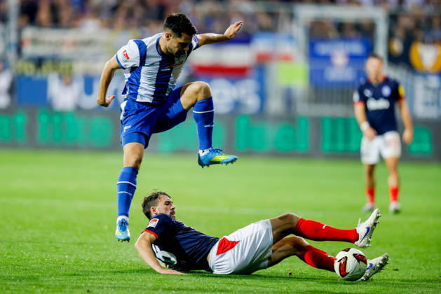 Kiel, 16. Oktober 2026 - Fußball, 2. Bundesliga 2026 27, Holstein Kiel - Hertha BSC: Jonas Meffert (Holstein Kiel, 28), Josip Brekalo (Hertha BSC, 7) DFL REGULATIONS PROHIBIT ANY USE OF PHOTOGRAPHS AS IMAGE SEQUENCES AND OR QUASI-VIDEO.