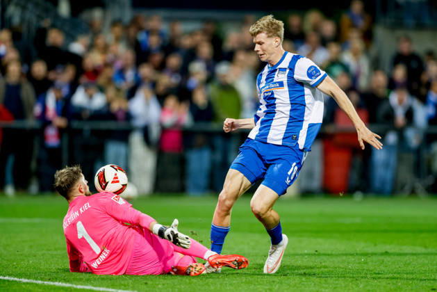 Kiel, 16. Oktober 2026 - Fußball, 2. Bundesliga 2026 27, Holstein Kiel - Hertha BSC: Timon Weiner (Holstein Kiel, 1), Luca Schuler (Hertha BSC, 18) DFL REGULATIONS PROHIBIT ANY USE OF PHOTOGRAPHS AS IMAGE SEQUENCES AND OR QUASI-VIDEO.