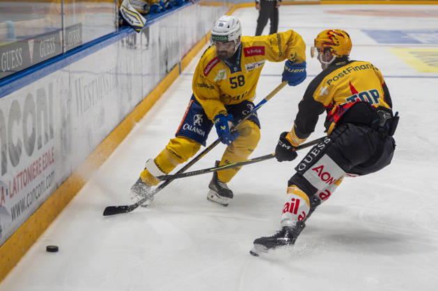 LUGANO, SWITZERLAND - OCTOBER 16: Frederic Allard of Davos L) against Topscorer Jere Innala of Lugano R) during the game between HC Lugano v HC Davos at the Corner Arena on October 16, 2026 in Lugano, Switzerland. Lugano Ticino Switzerland Copyright: xJustPictures.ch JarixPestelaccix jp-en-EuSpIm-JP6_JAr_NL_HCL_HCDavos_16Ott2026_000100