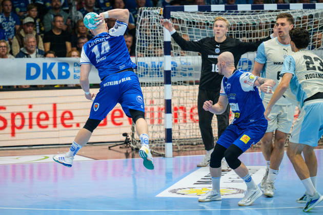 Peter Walz (ThSV Eisenach, 14) mit dem ersten Treffer., Bertram Obling (VfL Gummersbach, 16), Nikola Roganovic (VfL Gummersbach, 23), Dominik Solak (ThSV Eisenach, 30) GER, ThSV Eisenach gegen VfL Gummersbach, 1. Opel Handballbundesliga, Handball, 9.Spieltag, Saison 2026 2027, 20.00 Uhr, 16.10.2026 GER, ThSV Eisenach gegen VfL Gummersbach, 1. Opel Handballbundesliga, Handball, 9.Spieltag, Saison 2026 2027, 20.00 Uhr, 16.10.2026 Eisenach Copyright: xMartinxHerbstx