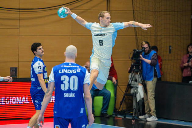 Tilen Kodrin (VfL Gummersbach, 05) aus der Ecke. Dominik Solak (ThSV Eisenach, 30), Gian Attenhofer (ThSV Eisenach, 11) GER, ThSV Eisenach gegen VfL Gummersbach, 1. Opel Handballbundesliga, Handball, 9.Spieltag, Saison 2026 2027, 20.00 Uhr, 16.10.2026 GER, ThSV Eisenach gegen VfL Gummersbach, 1. Opel Handballbundesliga, Handball, 9.Spieltag, Saison 2026 2027, 20.00 Uhr, 16.10.2026 Eisenach Copyright: xMartinxHerbstx