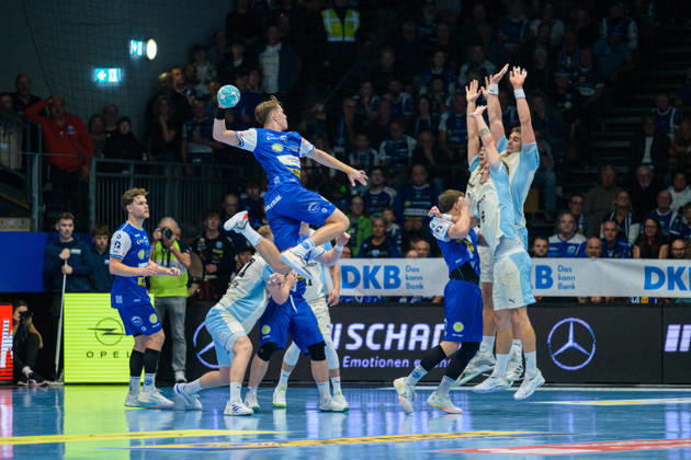 Oskar Joelsson (ThSV Eisenach, 03) gegen die Abwehr. Tilen Kodrin (VfL Gummersbach, 05) GER, ThSV Eisenach gegen VfL Gummersbach, 1. Opel Handballbundesliga, Handball, 9.Spieltag, Saison 2026 2027, 20.00 Uhr, 16.10.2026 GER, ThSV Eisenach gegen VfL Gummersbach, 1. Opel Handballbundesliga, Handball, 9.Spieltag, Saison 2026 2027, 20.00 Uhr, 16.10.2026 Eisenach Copyright: xMartinxHerbstx