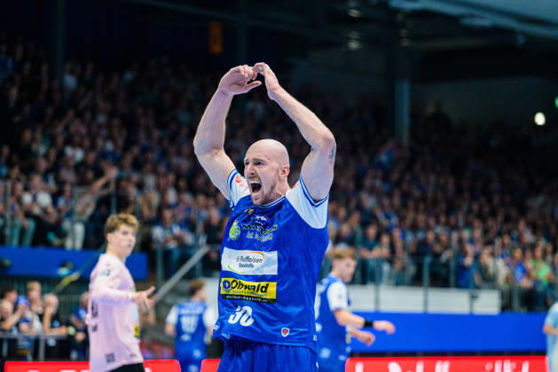 Dominik Solak (ThSV Eisenach, 30) feuert die Eisenacher Fans an. GER, ThSV Eisenach gegen VfL Gummersbach, 1. Opel Handballbundesliga, Handball, 9.Spieltag, Saison 2026 2027, 20.00 Uhr, 16.10.2026 GER, ThSV Eisenach gegen VfL Gummersbach, 1. Opel Handballbundesliga, Handball, 9.Spieltag, Saison 2026 2027, 20.00 Uhr, 16.10.2026 Eisenach Copyright: xMartinxHerbstx