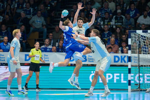Oskar Joelsson (ThSV Eisenach, 03) gegen Stepan Zeman (VfL Gummersbach, 66), Nikola Roganovic (VfL Gummersbach, 23), Elias Scholtes (ThSV Eisenach, 04) GER, ThSV Eisenach gegen VfL Gummersbach, 1. Opel Handballbundesliga, Handball, 9.Spieltag, Saison 2026 2027, 20.00 Uhr, 16.10.2026 GER, ThSV Eisenach gegen VfL Gummersbach, 1. Opel Handballbundesliga, Handball, 9.Spieltag, Saison 2026 2027, 20.00 Uhr, 16.10.2026 Eisenach Copyright: xMartinxHerbstx