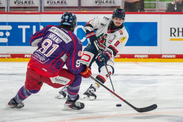 Zweikampf zwischen Yushiroh Hirano (Duesseldorfer EG, 91) und Nikolas Linsenmaier (EHC Freiburg, 09). DEG vs. EHC Freiburg, Eishockey, DEL2, 09. Spieltag, Saison 2026 2027, 16.10.2026 DEG vs. EHC Freiburg, Eishockey, DEL2, 09. Spieltag, Saison 2026 2027, 16.10.2026 Duesseldorf Copyright: xEibner-Pressefoto ThomasxHaeslerx EP_THR