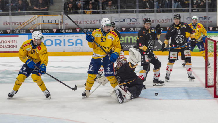 LUGANO, SWITZERLAND - OCTOBER 16: goalkeeper Robert Mayer of Lugano can™t saves on Frederic Allard of Davos not showed) during the game between HC Lugano v HC Davos at the Corner Arena on October 16, 2026 in Lugano, Switzerland. Lugano Ticino Switzerland Copyright: xJustPictures.ch JarixPestelaccix jp-en-EuSpIm-JP6_JAr_NL_HCL_HCDavos_16Ott2026_000114