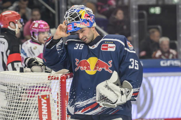 im Bild v.l.: Mathias Niederberger (EHC Red Bull Muenchen 35), traurig, deprimiert, sauer, GER, Berlin, Eishockey, DEL 1, Eisbaeren Berlin vs EHC Red Bull Muenchen, in der Uber Arena, 16.10.2026, Copyright: HMBxMedia UwexKoch