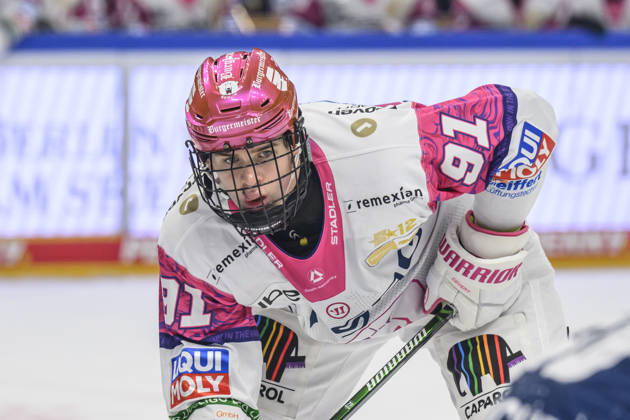 im Bild v.l.: Tobias Krestan (Eisbären Berlin 91), im Angriff, GER, Berlin, Eishockey, DEL 1, Eisbaeren Berlin vs EHC Red Bull Muenchen, in der Uber Arena, 16.10.2026, Copyright: HMBxMedia UwexKoch