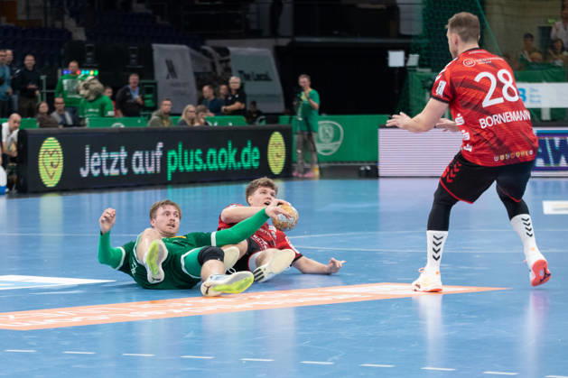 Handball, HBL2: SC DHfK Leipzig - ASV Hamm-Westfalen; 16.10.2026 Franz Semper (32, SC DHfK Leipzig) und Adam Horvath-Garaba (5, ASV Hamm-Westfalen) gemeinsam am Boden. Handball, 2. Bundesliga, Saison 2026 2027, 8. Spieltag: SC DHfK Leipzig vs. ASV Hamm-Westfalen am 16.10.2026 in der Quarterback Immobilien Arena Leipzig. Copyright: xBEAUTIFULxSPORTS JanxKaeferx