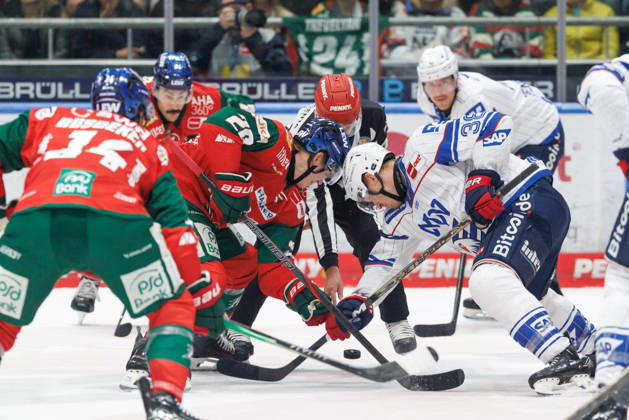 Philipp Krauss (20, Augsburger Panther) und Patrick Brown (38, Adler Mannheim) beim Spiel zwischen Augsburger Panther v Adler Mannheim, Eishockey, Herren, DEL, 2026 2027, 9.Spieltag am 16.10.2026 in Augsburg, Curt-Frenzel-Stadion. Bayern Deutschland