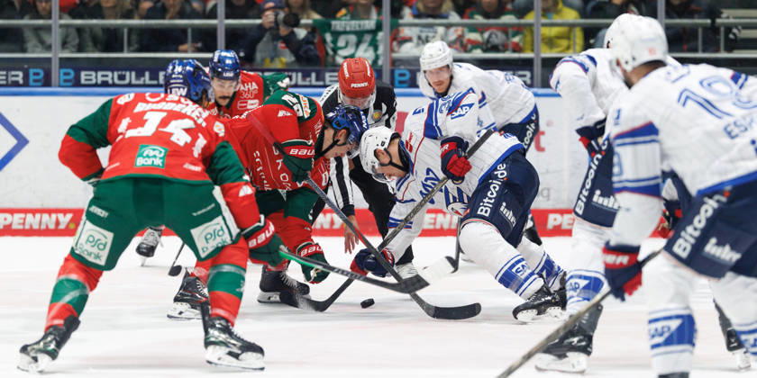 Philipp Krauss (20, Augsburger Panther) und Patrick Brown (38, Adler Mannheim) beim Spiel zwischen Augsburger Panther v Adler Mannheim, Eishockey, Herren, DEL, 2026 2027, 9.Spieltag am 16.10.2026 in Augsburg, Curt-Frenzel-Stadion. Bayern Deutschland