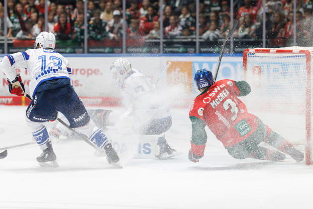 Brooks Macek (13, Adler Mannheim), Jake Hildebrand (30, Adler Mannheim) und Alec Mccrea (3, Augsburger Panther) beim Spiel zwischen Augsburger Panther v Adler Mannheim, Eishockey, Herren, DEL, 2026 2027, 9.Spieltag am 16.10.2026 in Augsburg, Curt-Frenzel-Stadion. Bayern Deutschland