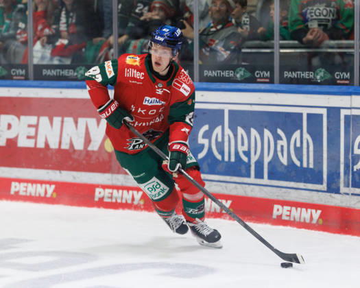 Sebastian Zwickl (83, Augsburger Panther) beim Spiel zwischen Augsburger Panther v Adler Mannheim, Eishockey, Herren, DEL, 2026 2027, 9.Spieltag am 16.10.2026 in Augsburg, Curt-Frenzel-Stadion. Bayern Deutschland