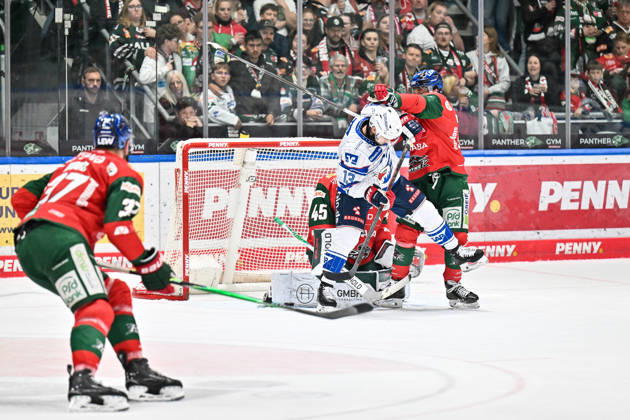 Penny DEL; Augsburger Panther - Adler Mannheim, 16.10.2026 AUGSBURG, GERMANY; 16. OCTOBER: im Duell Brooks MACEK (Adler Mannheim 13) und Enrico HENRIQUEZ (Augsburger Panther 52) vor Tobias ANCICKA (Augsburger Panther 45) während dem Match der Penny DEL zwischen den Augsburger Panthern und den Adler Mannheim am 9. Spieltag im Curt Frenzel Stadion Copyright: xBEAUTIFULxSPORTS Goldbergx