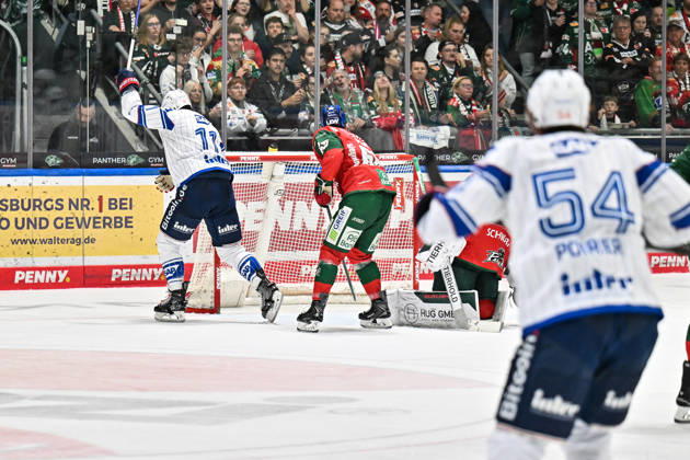 Penny DEL; Augsburger Panther - Adler Mannheim, 16.10.2026 aUGSBURG, GERMANY; 16. OCTOBER: Jubel der Gäste nach dem Treffer zum 1-3 durch Brooks MACEK (Adler Mannheim 13) Tor Torschuetze Freude Happy während dem Match der Penny DEL zwischen den Augsburger Panthern und den Adler Mannheim am 9. Spieltag im Curt Frenzel Stadion Copyright: xBEAUTIFULxSPORTS Goldbergx