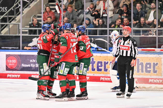 Penny DEL; Augsburger Panther - Adler Mannheim, 16.10.2026 AUGSBURG, GERMANY; 16. OCTOBER: Jub der Panther nach dem Treffer zum 2-3 durch Moritz ELIAS (Augsburger Panther 46) Tor Torschuetze Freude Happy während dem Match der Penny DEL zwischen den Augsburger Panthern und den Adler Mannheim am 9. Spieltag im Curt Frenzel Stadion Copyright: xBEAUTIFULxSPORTS Goldbergx