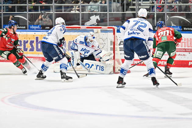 Penny DEL; Augsburger Panther - Adler Mannheim, 16.10.2026 AUGSBURG, GERMANY; 16. OCTOBER: Philipp KRAUß (Augsbuger Panther 20) scheitert in dieser Szene an Jake HILDEBRAND (Adler Mannheim 30) während dem Match der Penny DEL zwischen den Augsburger Panthern und den Adler Mannheim am 9. Spieltag im Curt Frenzel Stadion Copyright: xBEAUTIFULxSPORTS Goldbergx