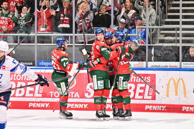 Penny DEL; Augsburger Panther - Adler Mannheim, 16.10.2026 AUGSBURG, GERMANY; 16. OCTOBER: Jubel der Panther nach dem Treffer zum 3-3 durch Philipp KRAUß (Augsbuger Panther 20) Tor Torschuetze Freude Happy während dem Match der Penny DEL zwischen den Augsburger Panthern und den Adler Mannheim am 9. Spieltag im Curt Frenzel Stadion Copyright: xBEAUTIFULxSPORTS Goldbergx